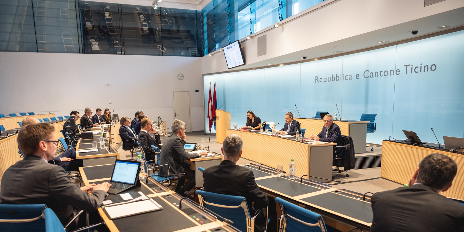 Bundesrat Cassis spricht in Bellinzona mit Mitgliedern der Kantonsregierungen des Tessins und Graubündens.