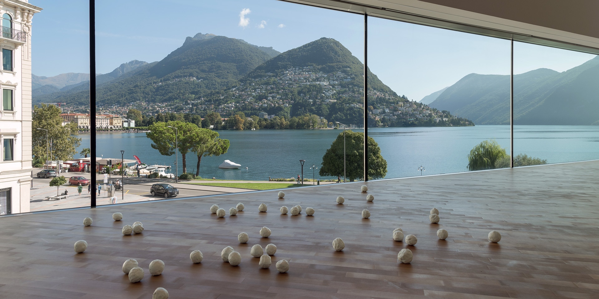 Una sala del centro culturale Lugano Arte e cultura con una grande finestra affacciata sul lago.