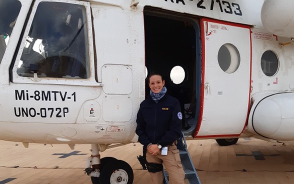 Une policière suisse se fait photographier devant la carlingue d’un avion au Mali