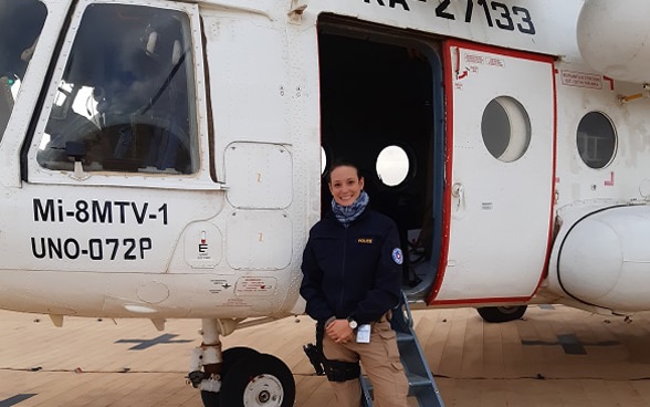  Eine Schweizer Polizistin steht vor einem Flugzeug in Mali.