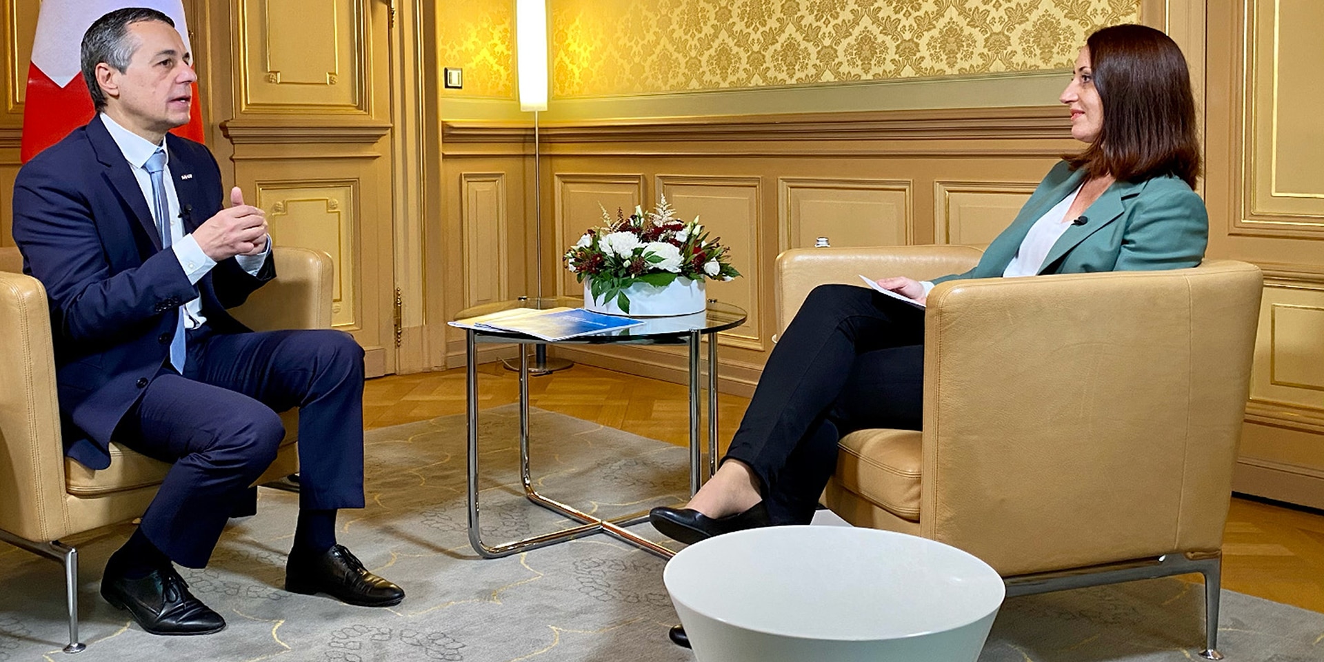  Il consigliere federale Ignazio Cassis, seduto su una sedia, parla con la moderatrice durante un’intervista.