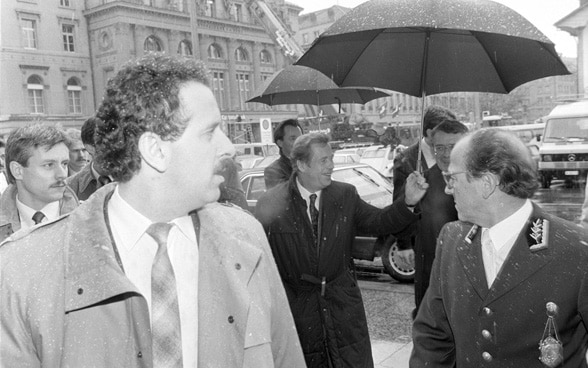 The president of Czechoslovakia, Václav Havel, is welcomed by the President of the Swiss Confederation, Arnold Koller, on the Bundesplatz in Bern.