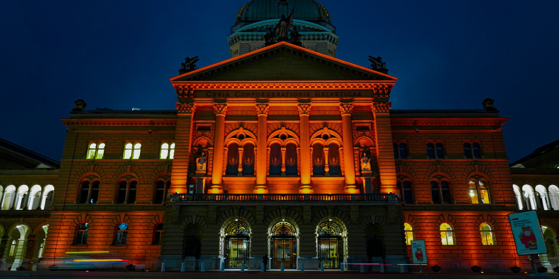La façade du Palais fédéral illuminée en orange à l’occasion de la Journée internationale pour l’élimination de la violence à l’égard des femmes.