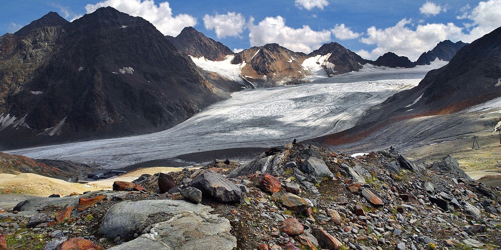  Un paesaggio di montagna con un ghiacciaio nelle Alpi centrali.