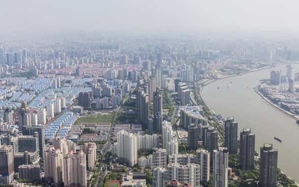 Vue sur les gratte-ciel de Shanghai, en proie à la pollution.