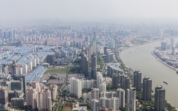 Ausblick über die Hochhäuser von Shanghai, eingehülllt in Smog.