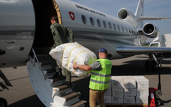 Les approvisionnements humanitaires sont chargés dans un avion à l’aéroport Berne-Belp