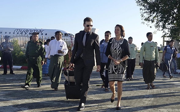 Une diplomate suisse sort d’un avion au Myanmar avec sa délégation
