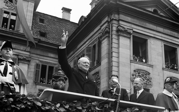 Schwarz-Weiss-Aufnahme von Winston Churchill in Zürich 1946. 