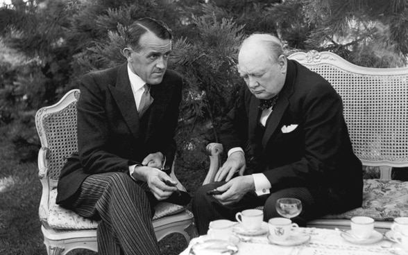  Black and white photograph of Federal Councillor Max Petitpierre and Winston Churchill in Bern 1946.