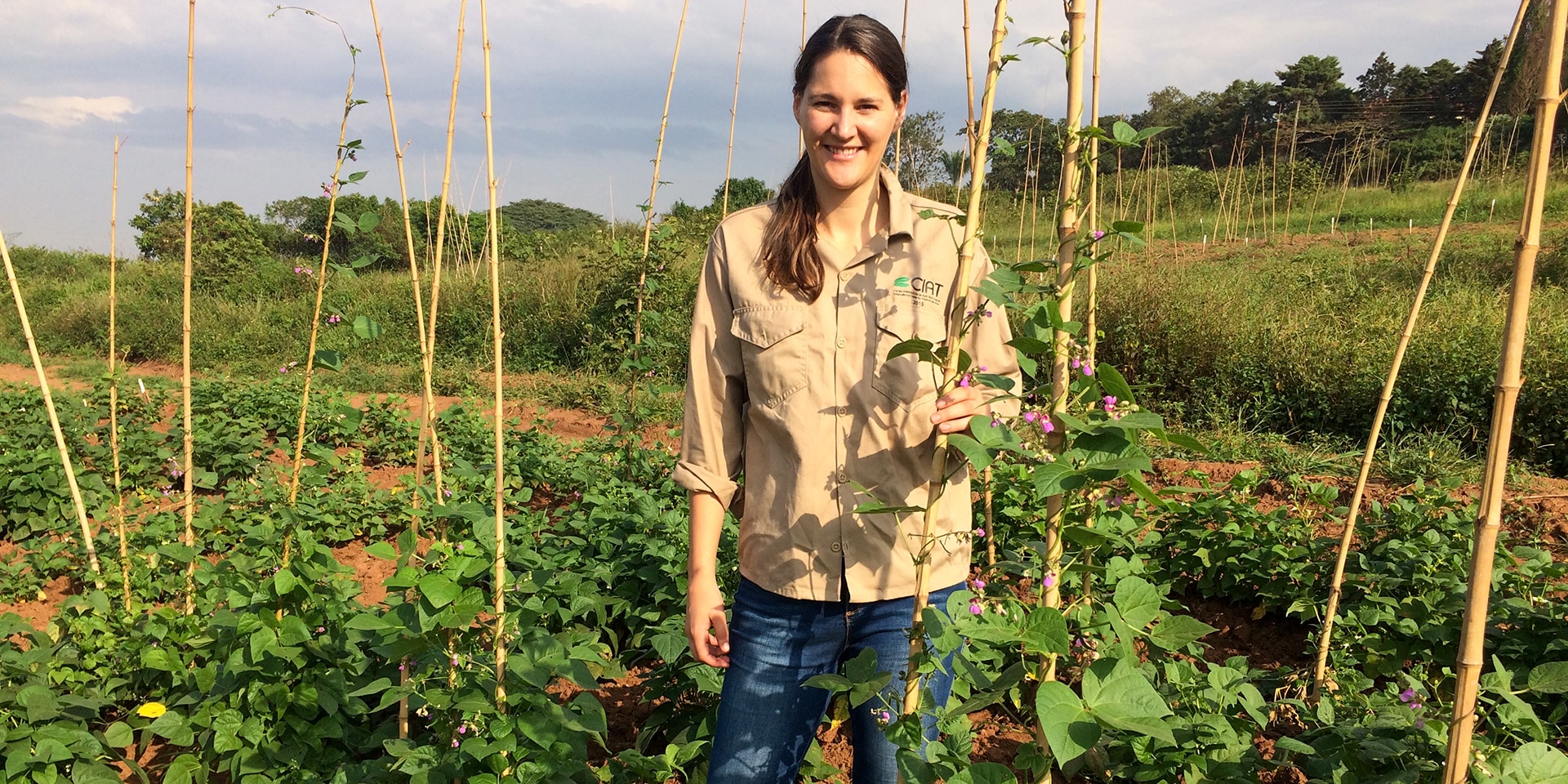 Michelle Nay dans un champ de haricots en Colombie. 