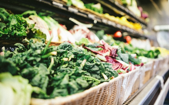 Rayon de légumes d'un supermarché.