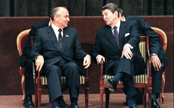 US President Ronald Reagan and Soviet President Mikhail Gorbachev talk to each other in Geneva.