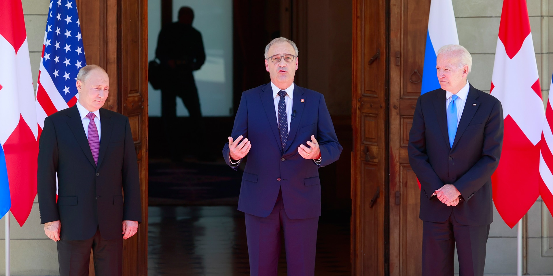 Bundespräsident Guy Parmelin steht vor dem Eingang, neben ihm der russische Präsident Wladimir Putin (links) und US-Präsident Joe Biden (rechts).