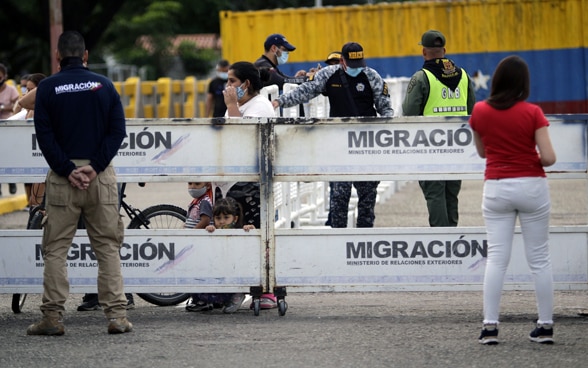 Une famille traverse le pont international Simon Bolivar entre le Venezuela et la Colombie, après l'ouverture d'un corridor humanitaire, à Cucuta, Colombie