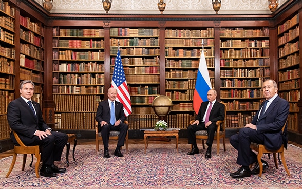La biblioteca di Villa La Grange sullo sfondo. Il segretario di Stato americano Anthony Blinken, il presidente americano Joe Biden, il presidente russo Vladimir Putin e il ministro degli esteri russo Sergei Lavrov (da sinistra a destra).