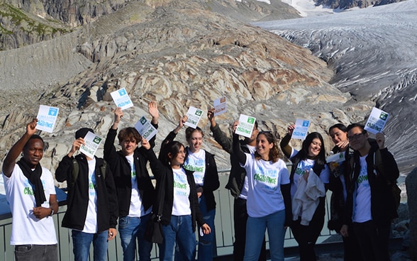 Un gruppo di allieve e allievi al lancio dell'iniziativa in Vallese. 