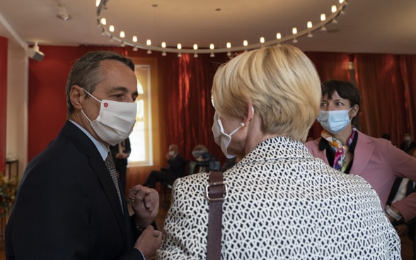 Bundesrat Ignazio Cassis und Staatssekretärin Livia Leu diskutieren gemeinsam.