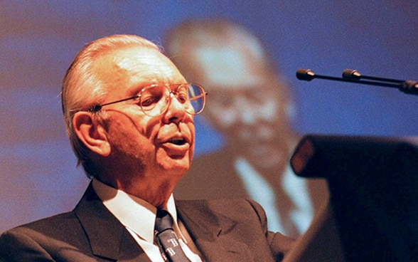 ALT-TEXT Professore Herwig Schopper in una conferenza nel 1999.
