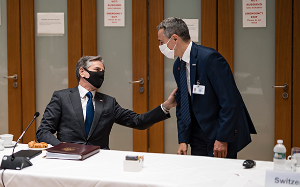 US-Aussenminister Antony Blinken unterhält sich mit Bundesrat Cassis.