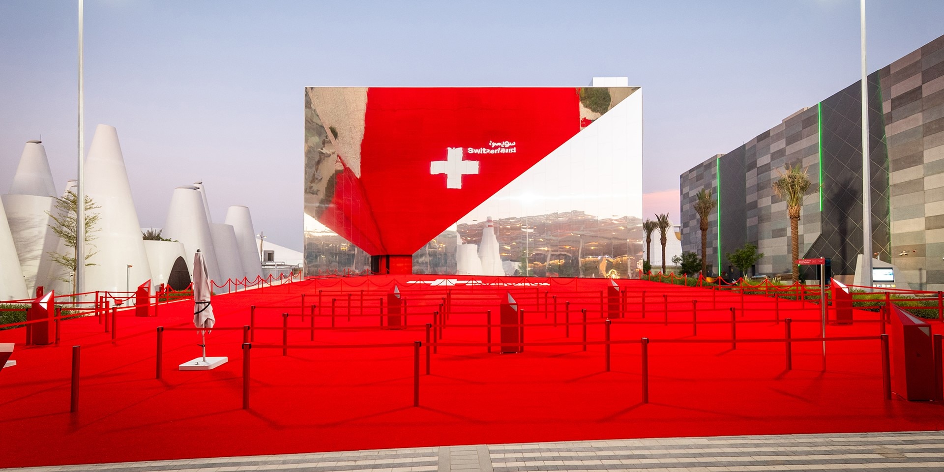 Blick auf den Eingang des Schweizer Pavillons