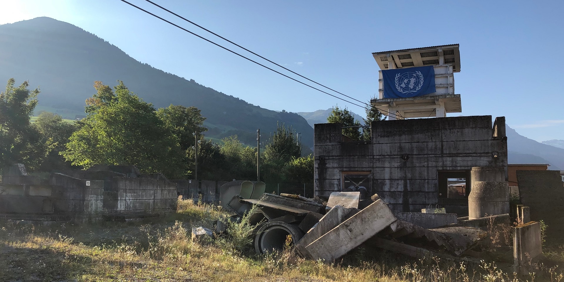 Una torre di legno bianca con la bandiera dell’ONU in un idilliaco paesaggio montano vicino Stans. 