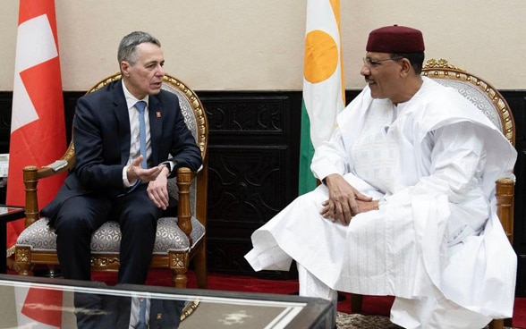 Le président de la Confédération Cassis et le président nigérien Mohamed Bazoum en pleine discussion.