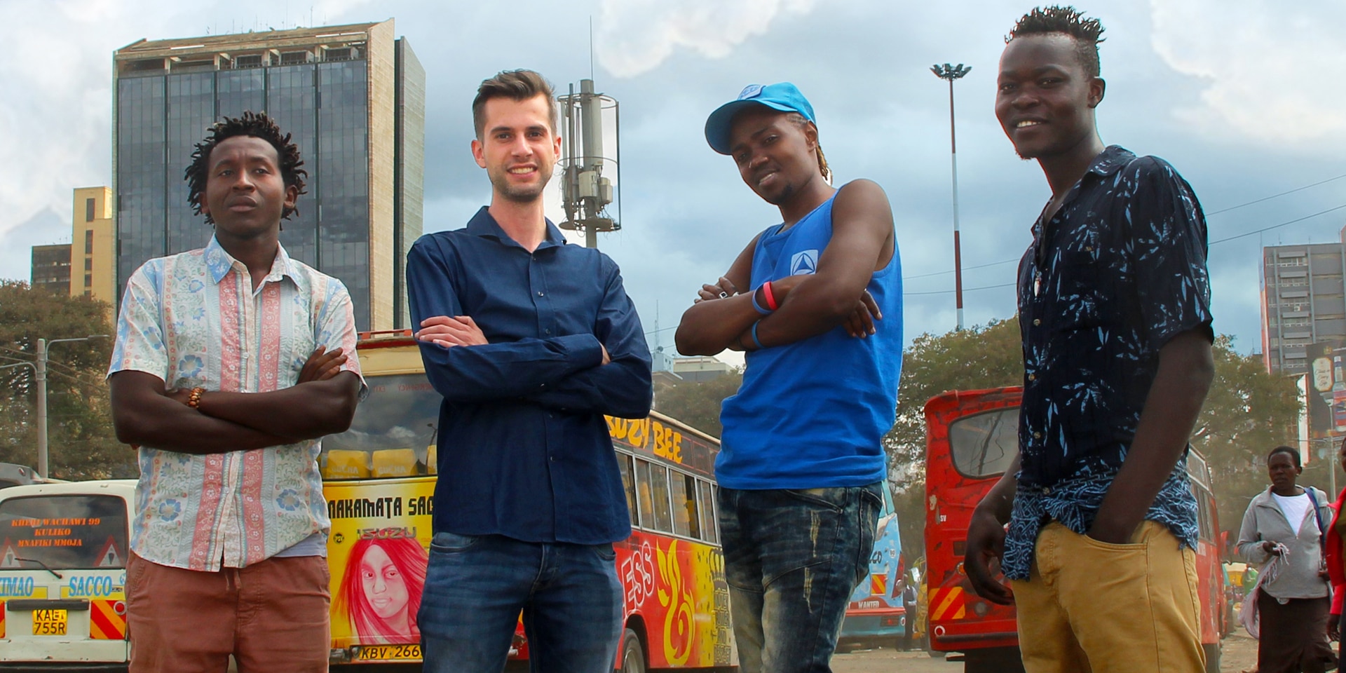 Vier junge Männer auf einem Parkplatz in Nairobi. 