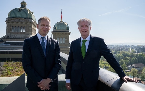 David Eray und Leendert Verbeek stehen vor der Bundeshauskuppel.