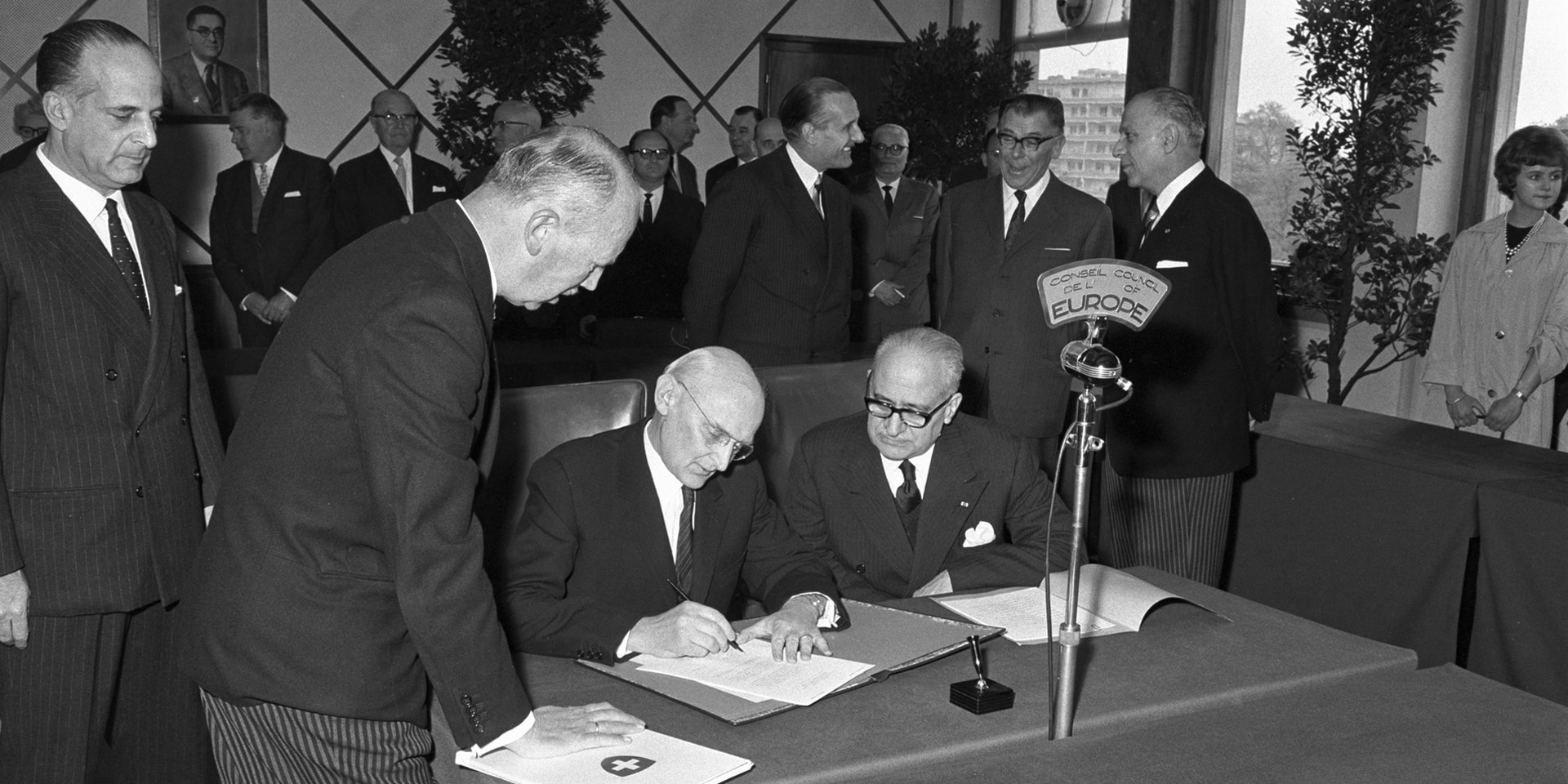 Le conseiller fédéral Friedrich Traugott Wahlen signe à Strasbourg l'acte d'adhésion de la Suisse au Conseil de l'Europe.