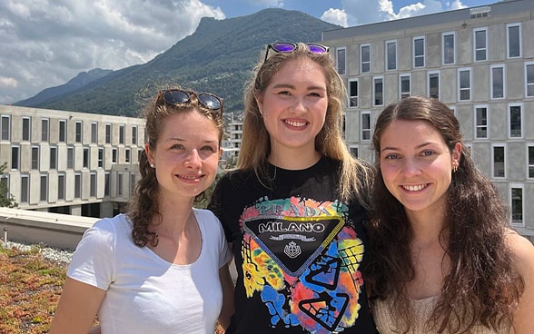 Portrait d’Olena T., accompagnée de deux étudiantes de l’USI.