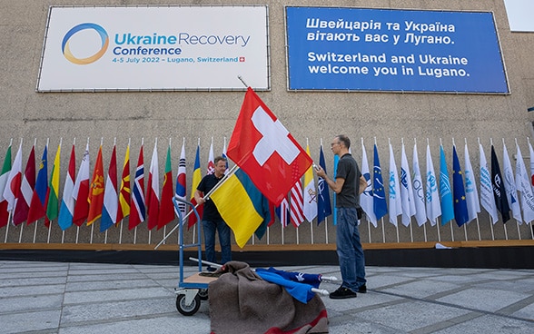 Die Flaggen der Schweiz und der Ukraine sind im Kongresszentrum in Lugano zu sehen. 