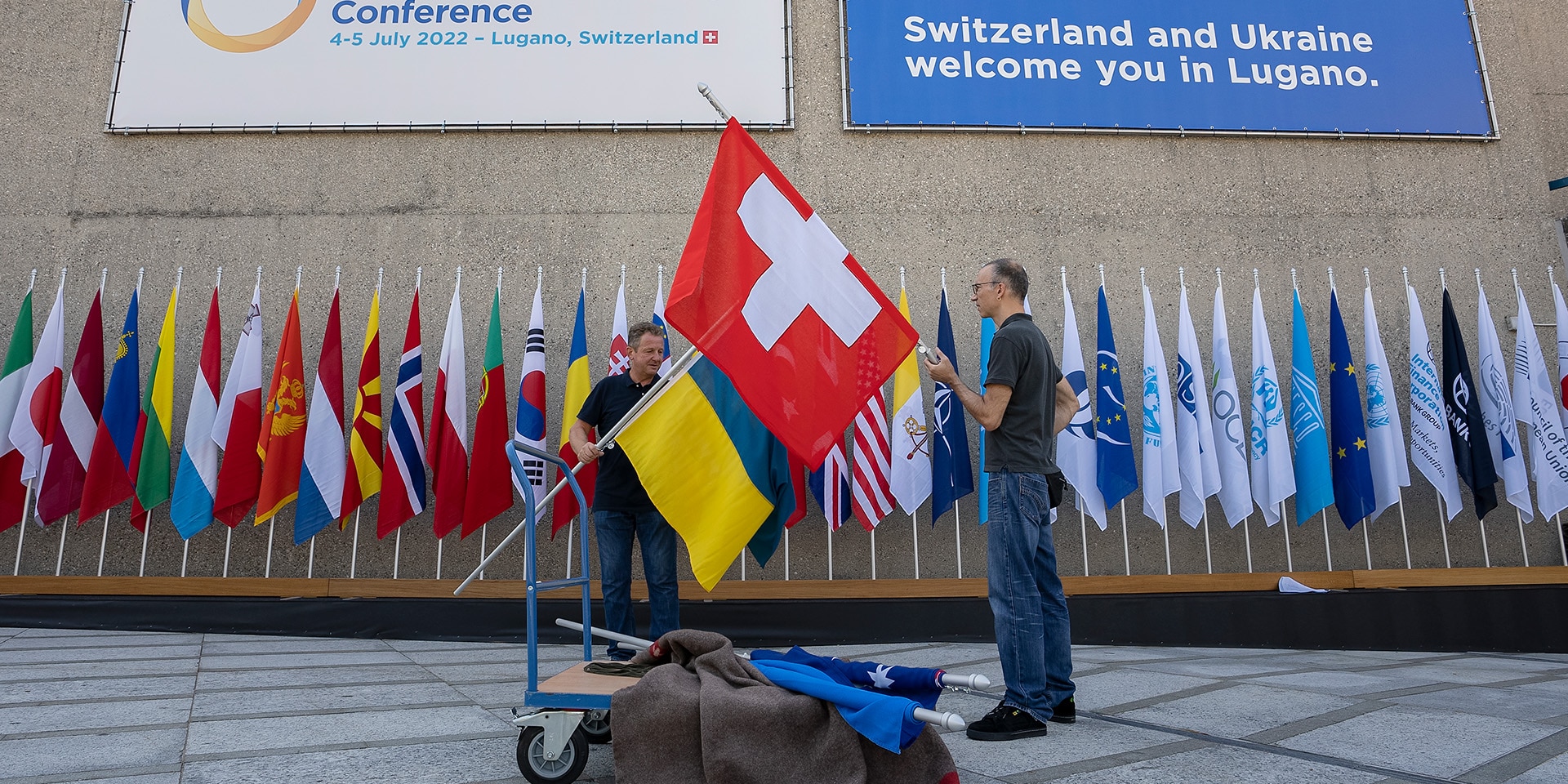 Die Flaggen der Schweiz und der Ukraine sind im Kongresszentrum in Lugano zu sehen. 