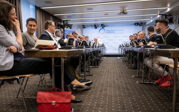 Pendant la session de travail sur la numérisation et la reconstruction, les participants écoutent les intervenants.