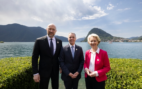 Foto di gruppo con il primo ministro ucraino, il presidente della Confederazione e la presidente della Commissione europea.