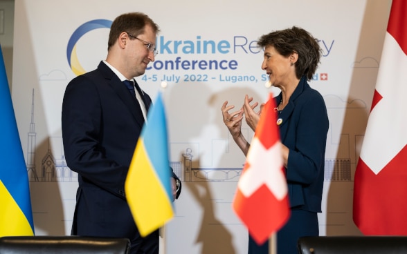 La conseillère fédérale Simonetta Sommaruga et le ministre ukrainien de la protection de l'environnement et des ressources naturelles Ruslan Strilets s'entretiennent après la signature des documents.