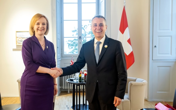 Il presidente della Confederazione Ignazio Cassis stringe la mano alla ministra degli esteri del Regno Unito Elizabeth Truss alla Villa Ciani di Lugano.