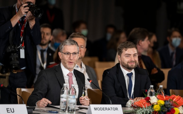 Simon Pidoux e Anatolii Kutsevol nel loro ruolo di moderatori della parte della conferenza riservata alle dichiarazioni nazionali.