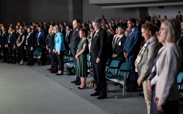 In der Haupthalle des Palazzo dei Congressi legen die Teilnehmer der abschliessenden Plenarsitzung eine Schweigeminute ein.