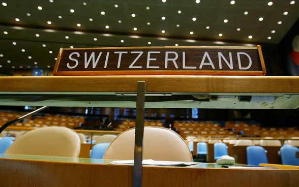 Holztafel der Schweiz in der Halle der UNO-Generalversammlung in New York.