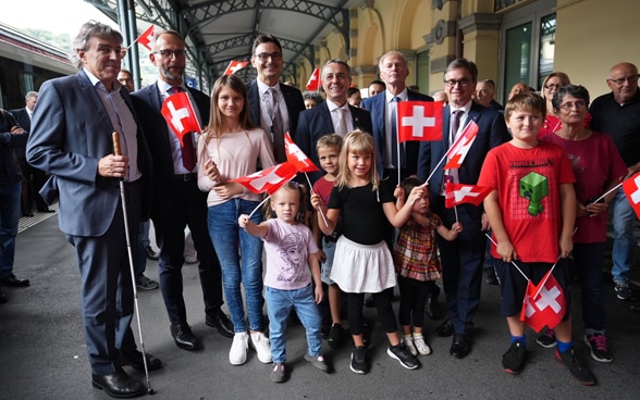 Il binario della stazione ferroviaria di Bellinzona è gremito di rappresentanti delle autorità e di abitanti che accolgono calorosamente il treno speciale. 