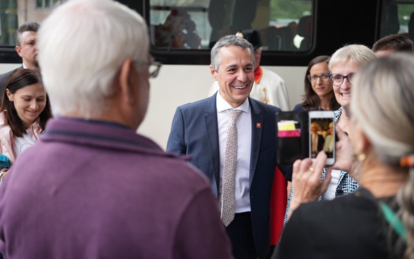 : Ignazio et Paola Cassis avec la population à Biasca.