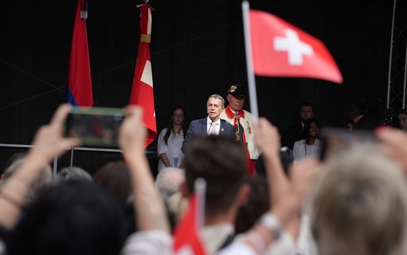 La popolazione riunita in Piazza della Riforma a Lugano partecipa alla cerimonia ufficiale.