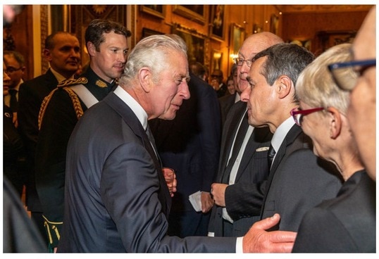 Bundespräsident Cassis spricht mit König Charles III. Neben Bundespräsident Cassis steht seine Frau Paola. 