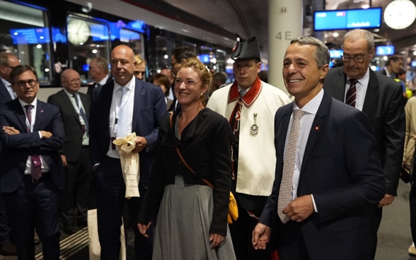 Ignazio Cassis, Guy Parmelin e altri passeggeri del treno speciale raggiungono il binario a Berna. 