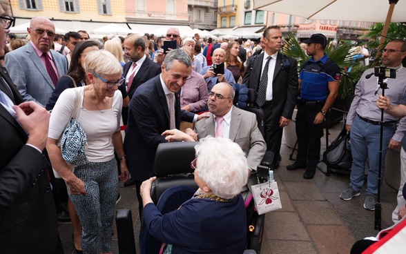 La popolazione riunita in Piazza della Riforma a Lugano partecipa alla cerimonia ufficiale. 