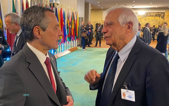 Brève discussion entre le président de la Confédération Ignazio Cassis et le haut représentant de l'UE pour les affaires étrangères et la politique de sécurité Josep Borrell.