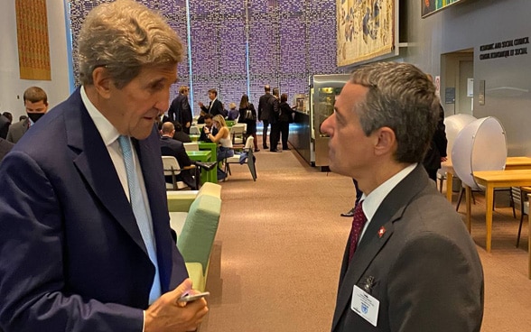 Le président de la Confédération Cassis en discussion avec John Kerry, l'envoyé spécial du président américain pour le climat, à New York. 