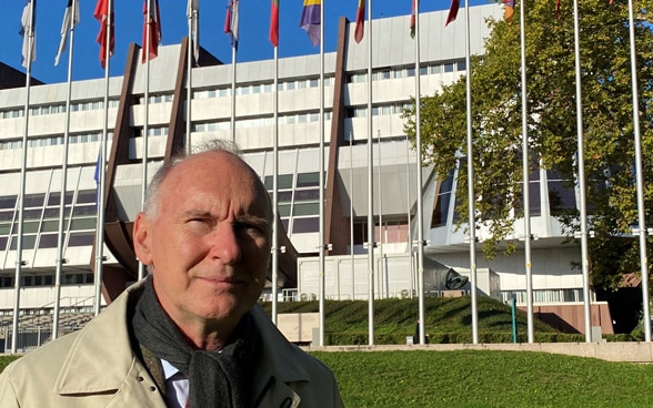 Portrait de l'ambassadeur Christian Meuwly, avec le Palais d'Europe en arrière-plan.