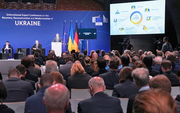 Ignazio Cassis parla durante la conferenza a Berlino.